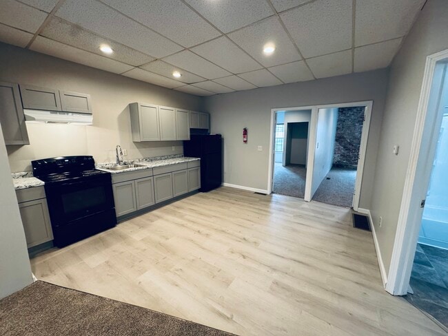 351 W 8th St, Unit #1 Down in Erie, PA - Building Photo - Building Photo