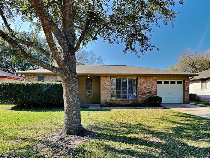 16722 Forest Bend Ave in Friendswood, TX - Building Photo