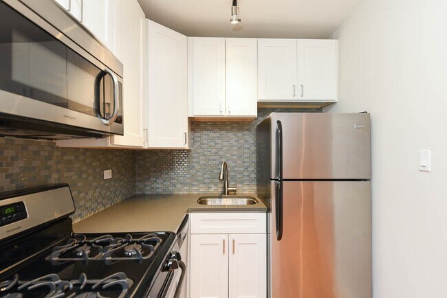 2423 N Kedzie Blvd, Unit J07W in Chicago, IL - Building Photo - Building Photo