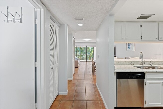 4574 Ringwood Meadow, Unit 4 in Sarasota, FL - Foto de edificio - Building Photo