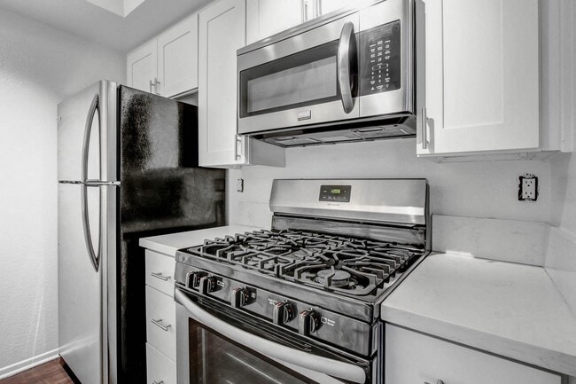 Franklin Place in Los Angeles, CA - Building Photo - Building Photo