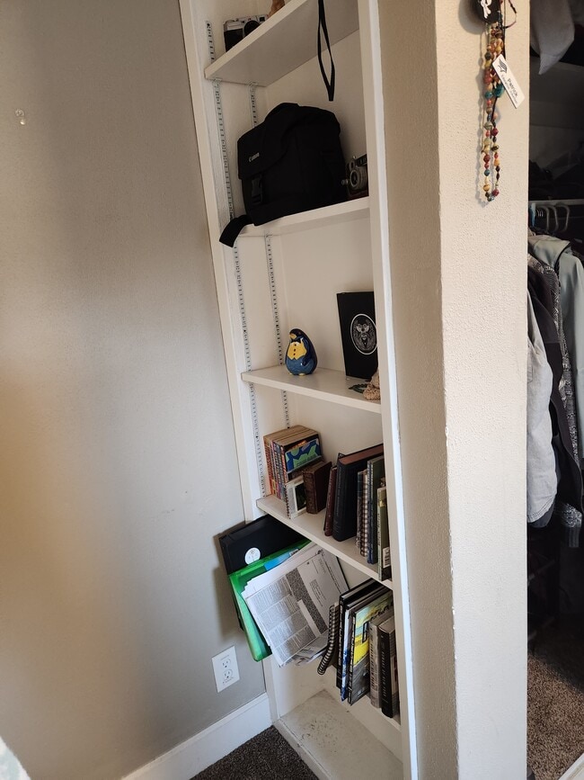 5700 Cibola Way, Unit 3 Facing yard in Sacramento, CA - Foto de edificio - Building Photo