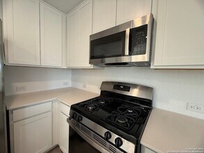 204 Ottawa Wy in New Braunfels, TX - Foto de edificio - Building Photo