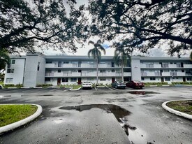 8405 NW 61st St in Tamarac, FL - Building Photo