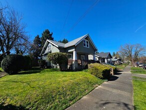 4249 SE 9th Ave in Portland, OR - Building Photo - Building Photo