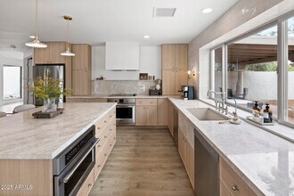 7001 E Thunderbird Rd in Scottsdale, AZ - Building Photo - Building Photo