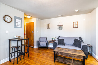 Westport Manor Apartments in Kansas City, MO - Building Photo - Interior Photo