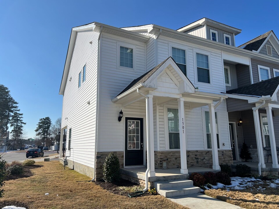 1501 Auckland Ct in Newport News, VA - Building Photo