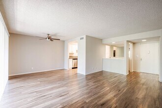 The Villas at Woodland Hills in Woodland Hills, CA - Foto de edificio - Building Photo