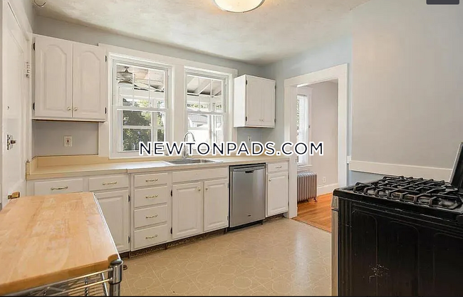 47 Crosby Rd-Unit -2 in Newton, MA - Foto de edificio - Building Photo