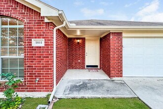 1011 Caliente Dr in Grand Prairie, TX - Building Photo - Building Photo