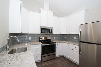 ADORABLE 2/1 APARTMENT CLOSE TO CAMPUS! DEC MOVE IN! in College Station, TX - Building Photo - Building Photo