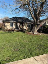 801 W Ash St in Lebanon, OR - Building Photo