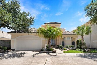 305 Harborside Cir in Kemah, TX - Foto de edificio - Building Photo