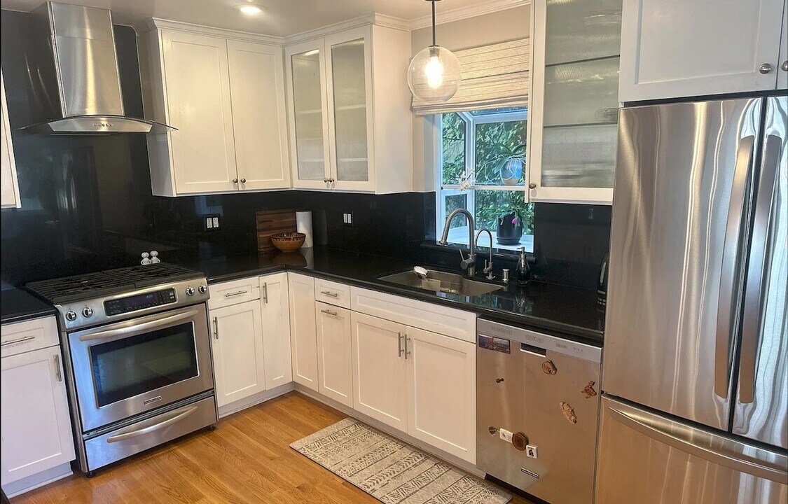 11662 Iowa Ave in Los Angeles, CA - Building Photo
