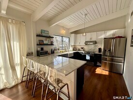 85 Ledgebrook Dr in Norwalk, CT - Building Photo