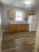 205 E Kingsbury St in Seguin, TX - Building Photo - Building Photo