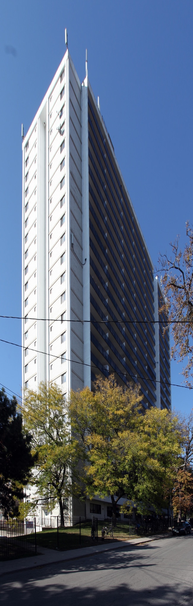 Lakeview Towers Apartments in Toronto, ON