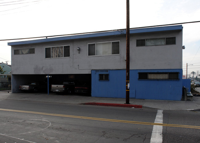 10400 S Inglewood Ave in Inglewood, CA - Building Photo - Building Photo