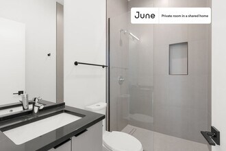 Private bedroom in 4 bed/3 bath Home in Chicago, IL - Building Photo - Building Photo