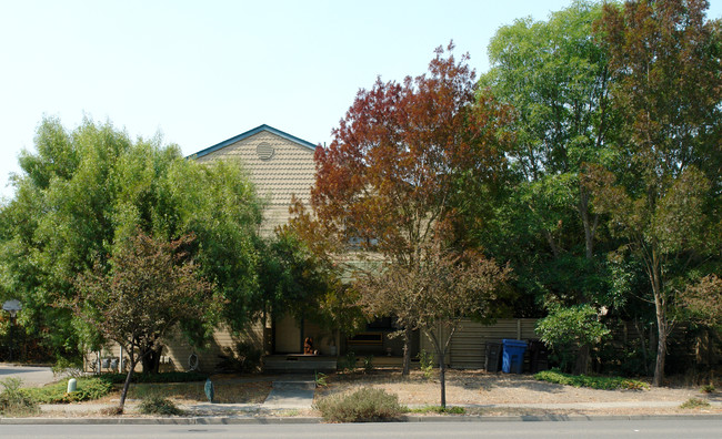 1405 Mission Blvd in Santa Rosa, CA - Foto de edificio - Building Photo