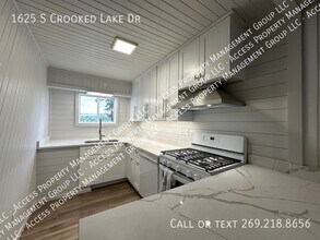 1625 S Crooked Lake Dr in Kalamazoo, MI - Building Photo - Building Photo
