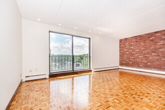 31 Harris St, Unit 720 in Brookline, MA - Building Photo - Building Photo
