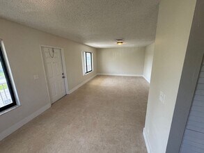 1121 W River Dr in Margate, FL - Foto de edificio - Building Photo