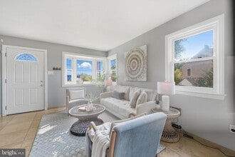 6942 University Dr in Alexandria, VA - Foto de edificio - Building Photo