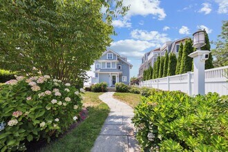 19 Middle Beach Rd in Madison, CT - Building Photo - Building Photo