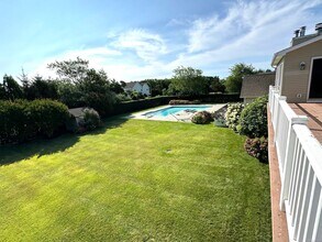 1080 Lands End Rd in Southold, NY - Building Photo - Building Photo