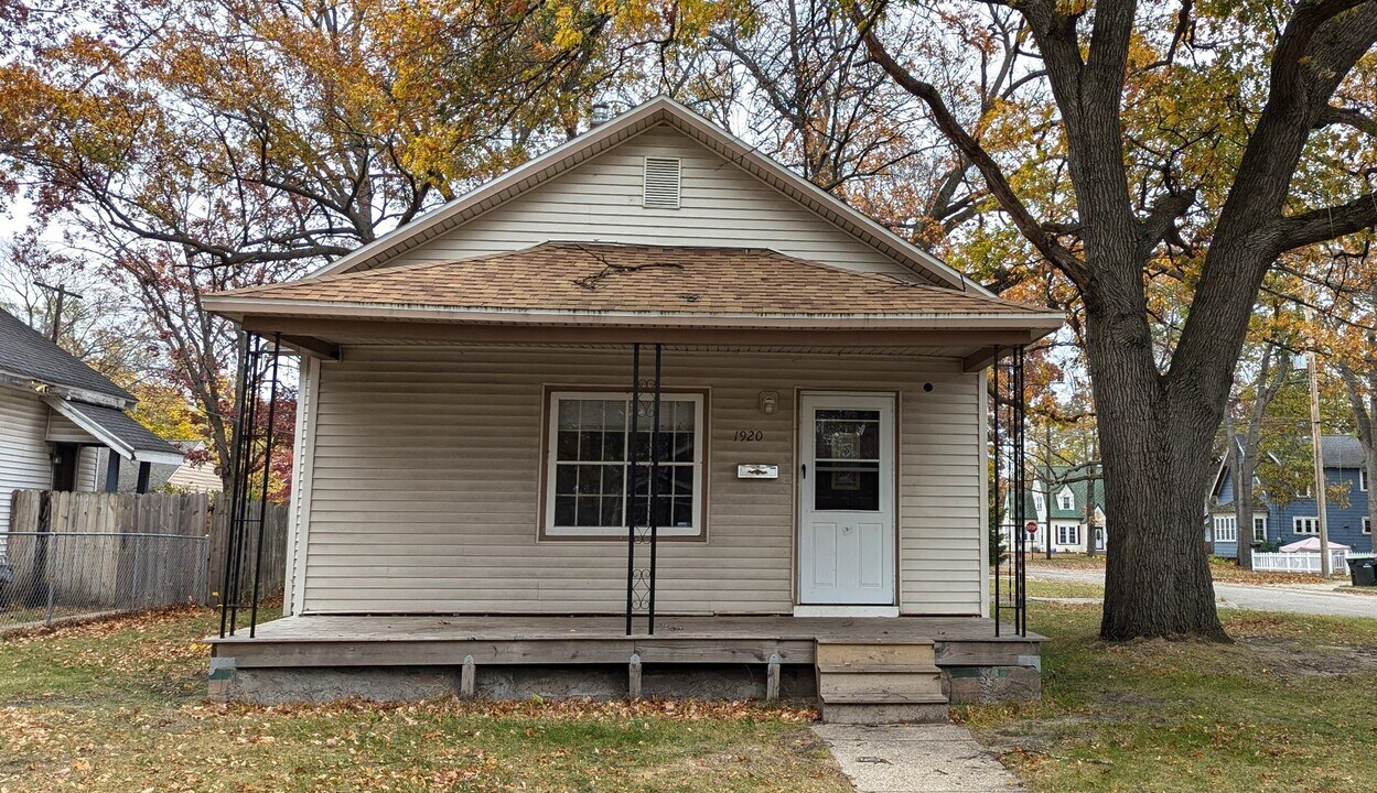 1920 5th St in Muskegon, MI - Building Photo
