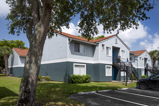 Sunny Lake in Lauderhill, FL - Foto de edificio - Building Photo