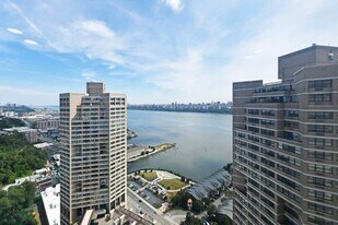 7000 BLVD E in Guttenberg, NJ - Building Photo