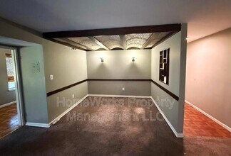 9633 White Acre Rd in Columbia, MD - Foto de edificio - Building Photo