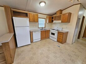 208 Maverick Ln in Utica, NY - Building Photo