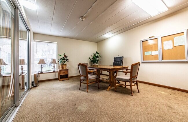 300 S Roselle Rd, Unit 307 in Schaumburg, IL - Foto de edificio - Building Photo