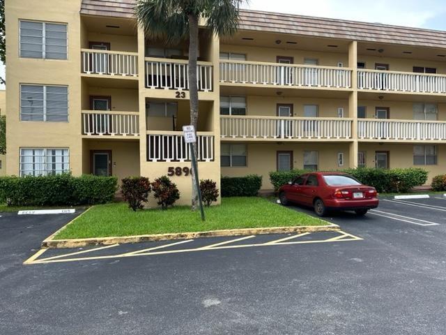 5890 NW 64th Ave, Unit 201 in Fort Lauderdale, FL - Foto de edificio