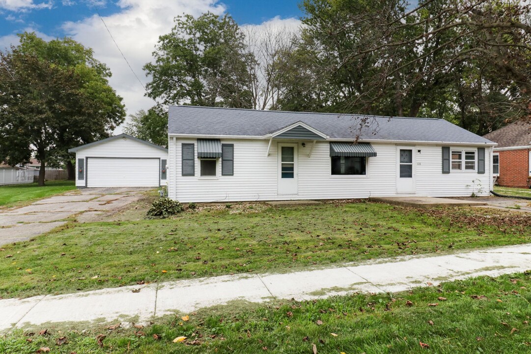 108 S Washington St in Hudson, IL - Building Photo