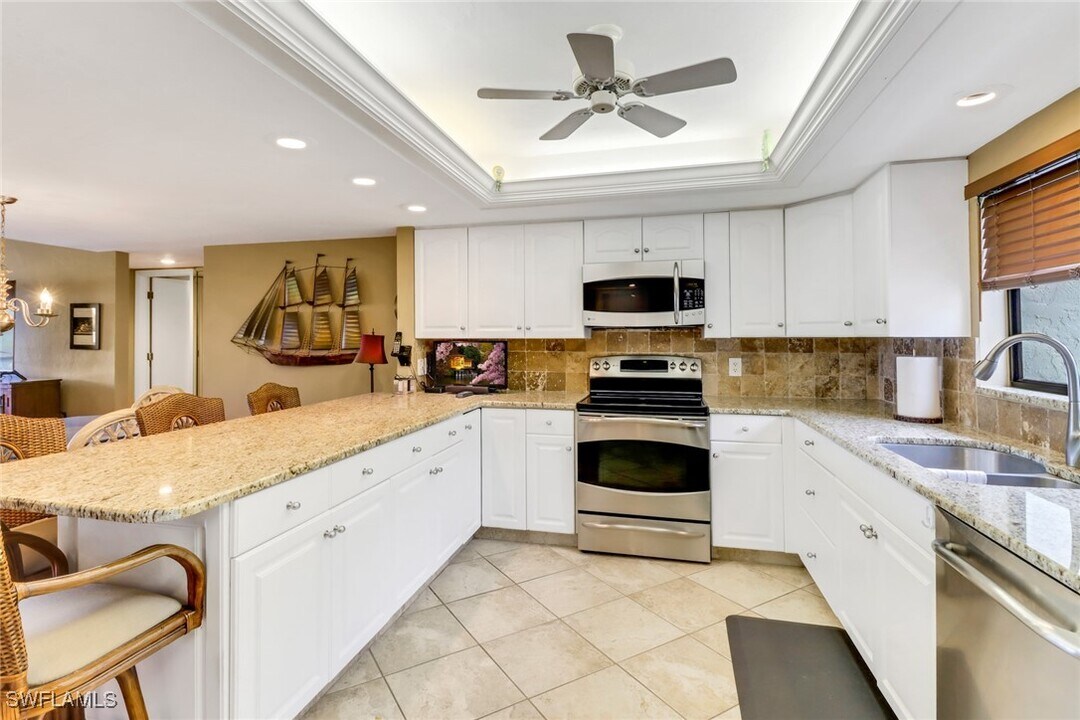 4811 S Landings Dr in Ft. Myers, FL - Foto de edificio