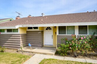 7948 De Soto Ave in Canoga Park, CA - Building Photo - Building Photo