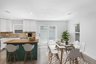 Light & modern Oak Cliff home by Martin Weiss Park in Dallas, TX - Foto de edificio - Building Photo