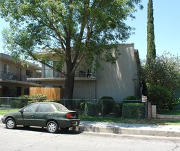 215 W Cypress Ave in Monrovia, CA - Foto de edificio - Building Photo