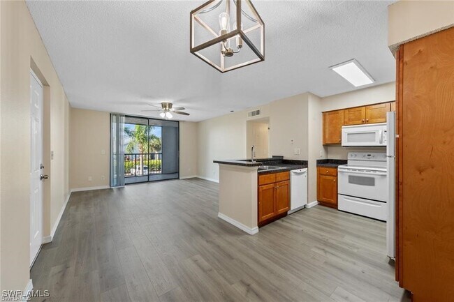 13545 Eagle Ridge Dr in Ft. Myers, FL - Foto de edificio - Building Photo