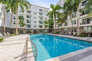 2421 NE 65th St, Unit 318 in Fort Lauderdale, FL - Building Photo