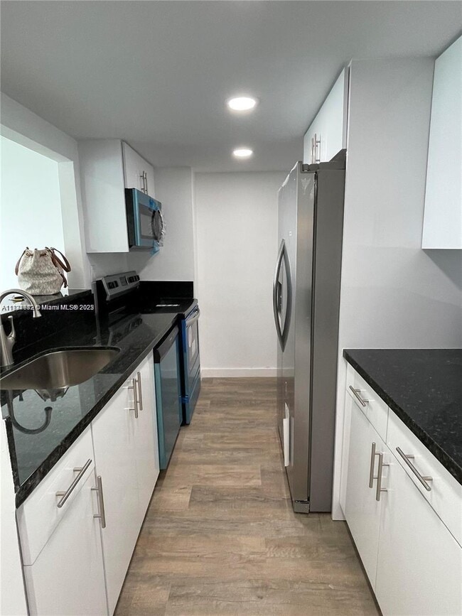7545 E Treasure Dr in North Bay Village, FL - Building Photo - Building Photo
