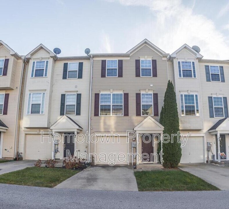 4121 Trabert Ct in Dover, PA - Foto de edificio