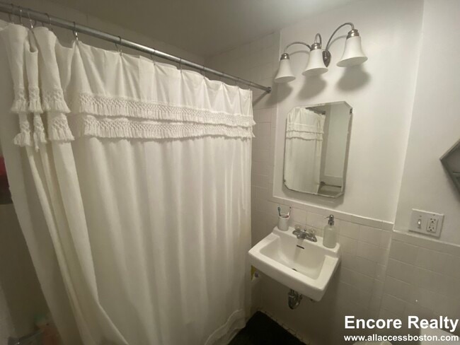 1942 Beacon St, Unit #1 in Boston, MA - Building Photo - Building Photo