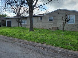 1112-12th 1/2 12th 1/2 St N in Texas City, TX - Building Photo