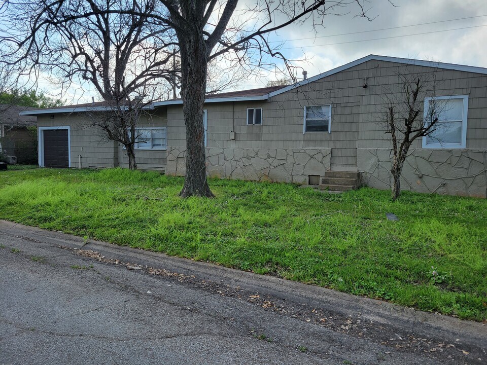 1112-12th 1/2 12th 1/2 St N in Texas City, TX - Building Photo